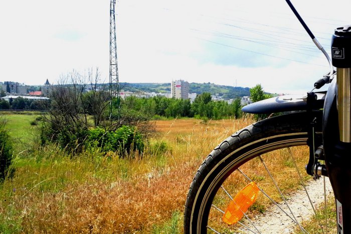Ilustračný obrázok k článku Projekt veľkej cyklotrasy v okrese Hlohovec: Aké sú najnovšie informácie?
