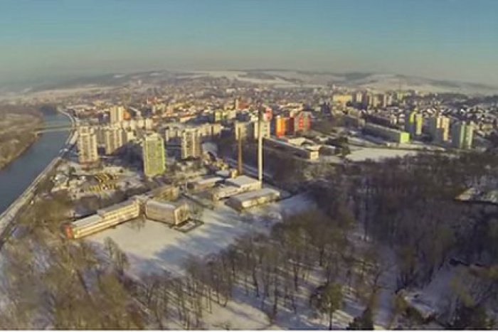 Ilustračný obrázok k článku Unikátne ZÁBERY na Hlohovec z vtáčej perspektívy: Aha, ako čarovne vyzerá mesto pod bielou perinou
