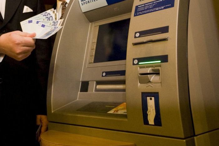 Ilustračný obrázok k článku Zábudlivcom tentokrát prialo šťastie: Peniaze z bankomatov skončili v rukách polície
