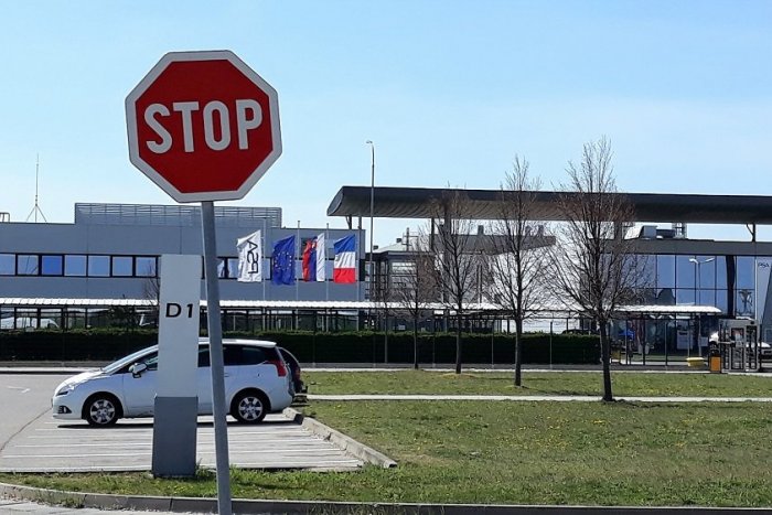 Ilustračný obrázok k článku Trnavská automobilka sprísnila opatrenia na maximum, aj tak zostáva zatvorená